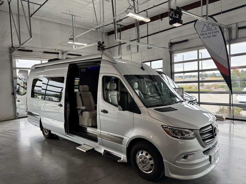 2023 Grech RV Strada-Ion Lounge